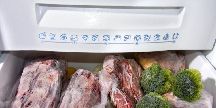 O jeito errado de descongelar carnes que pode colocar sua saúde em risco