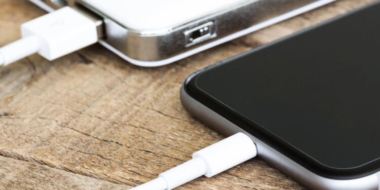 A melhor forma de reaproveitar carregadores antigos sem risco