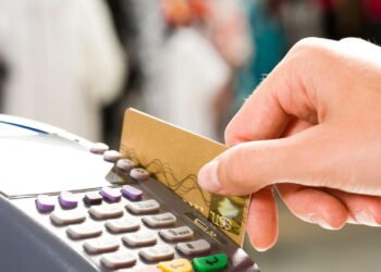 Os 6 erros fatais que destroem seu cartão de crédito e fazem você perder dinheiro