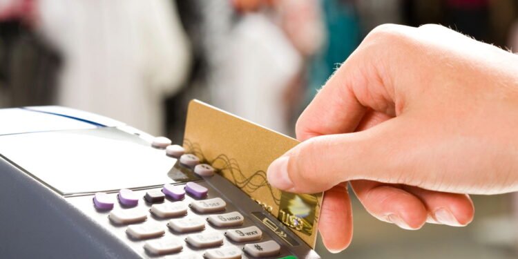 Os 6 erros fatais que destroem seu cartão de crédito e fazem você perder dinheiro
