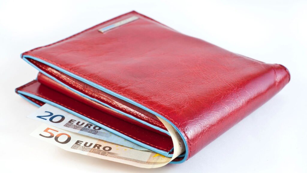 A melhor cor de carteira para atrair dinheiro segundo o Feng Shui