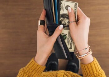 A melhor cor de carteira para atrair dinheiro segundo o Feng Shui