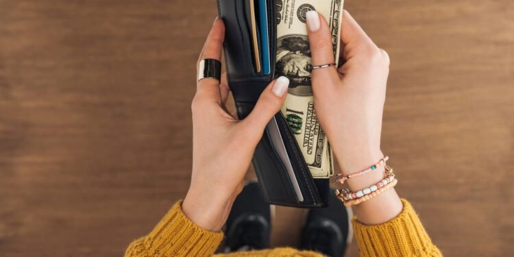 A melhor cor de carteira para atrair dinheiro segundo o Feng Shui