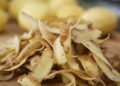 Como transformar cascas de batata em adubo natural e controle de pragas
