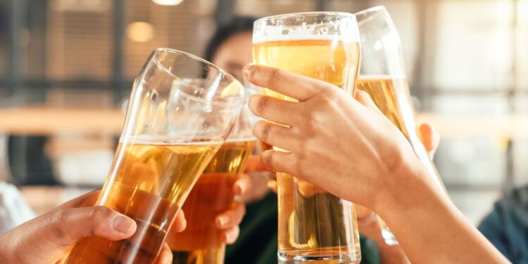 5 impactos do álcool em cada fase da vida que ninguém te contou