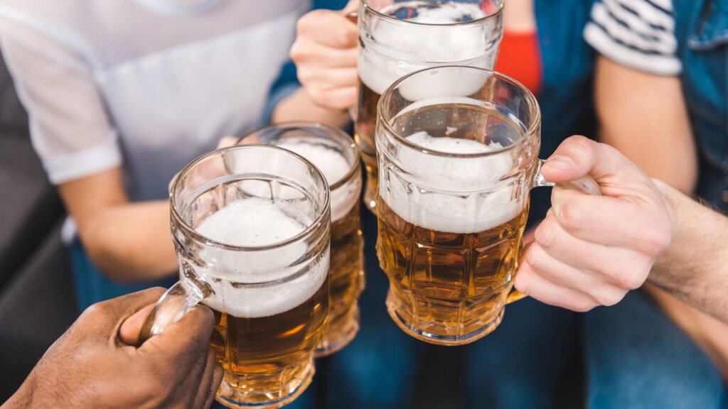 5 impactos do álcool em cada fase da vida que ninguém te contou