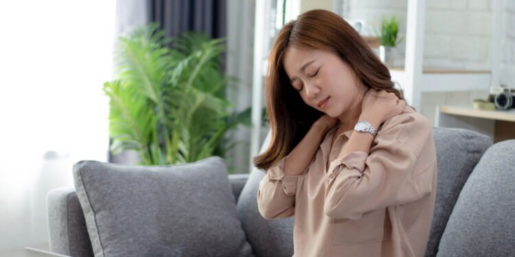 Cervicalgia é o novo alerta de saúde entre quem usa celular diariamente