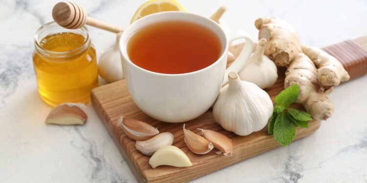 Chá de alho -Créditos: depositphotos.com / serezniy