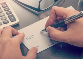 O que significa pagar contas usando cheque hoje em dia, segundo a psicologia