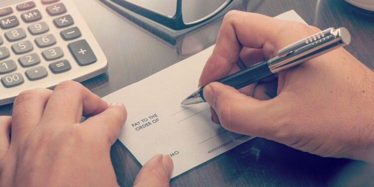 O que significa pagar contas usando cheque hoje em dia, segundo a psicologia