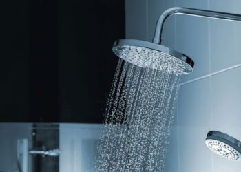 O melhor horário para tomar banho pode transformar sua noite de sono, veja qual