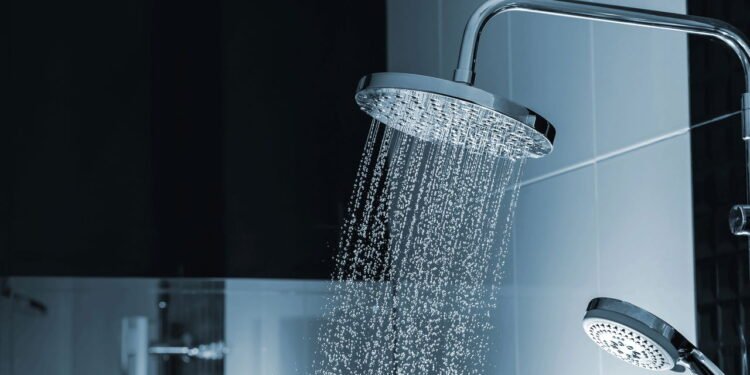 O melhor horário para tomar banho pode transformar sua noite de sono, veja qual