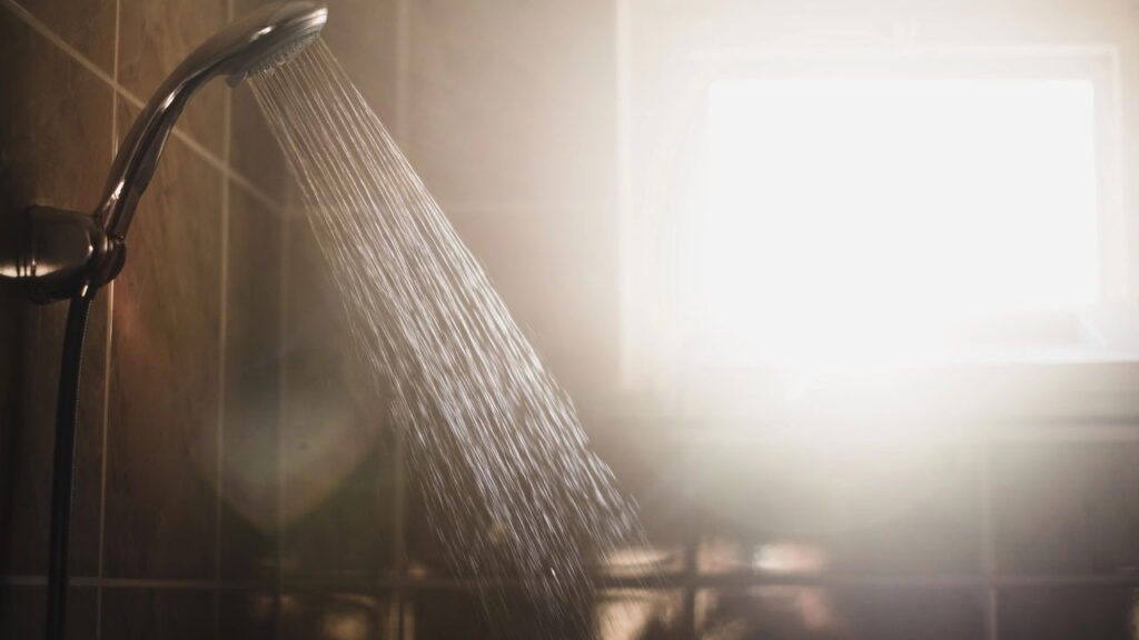 O maior erro no banho que está prejudicando sua pele e cabelo