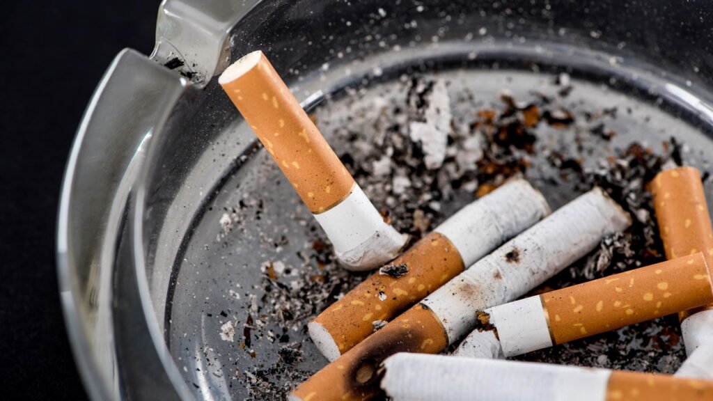 Como eliminar o cheiro de cigarro das roupas? Descubra a solução caseira queridinha