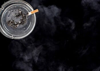 Como eliminar o cheiro de cigarro das roupas? Descubra a solução caseira queridinha