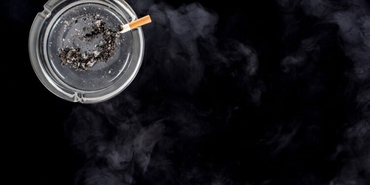 Como eliminar o cheiro de cigarro das roupas? Descubra a solução caseira queridinha