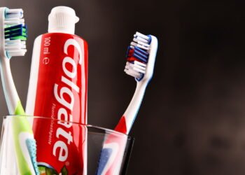 Anvisa interdita Colgate Total após relatos de lesões bucais