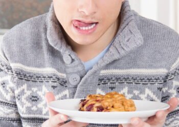 Comer rápido faz mal? Veja os riscos para a saúde