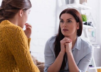 Por que fingimos que entendemos algo para a pessoa não repetir? Psicologia explica