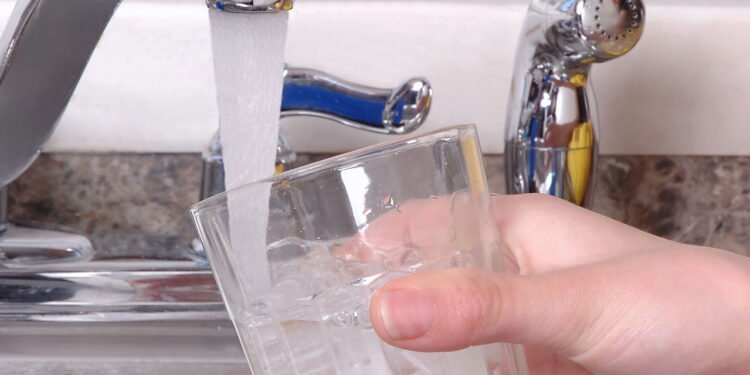 O truque do copo de água antes das férias pode salvar sua casa de problemas