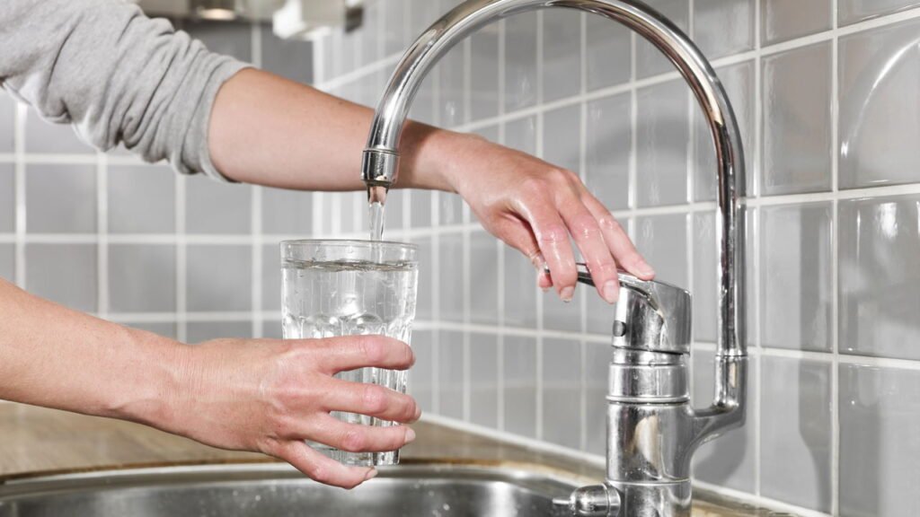 O truque do copo de água antes das férias pode salvar sua casa de problemas