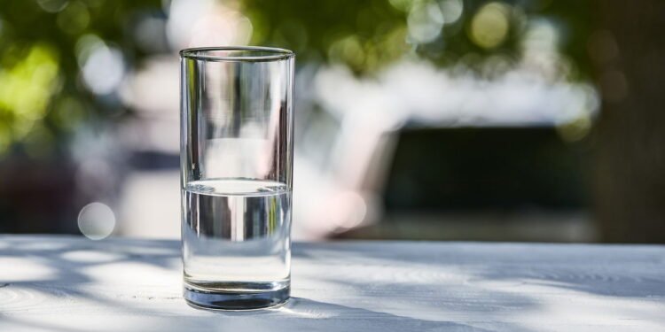 O maior segredo do Feng Shui com copo de água para proteger a casa