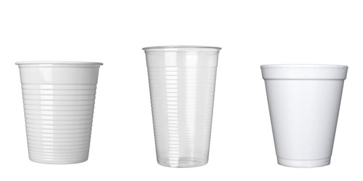 O motivo das marcas nos copos descartáveis vai além do que você imagina