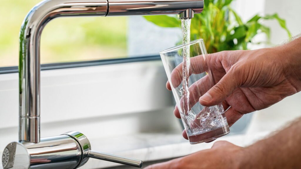 É por isso que você deve deixar um copo e uma folha de papel na pia quando for viajar