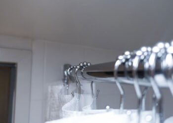 5 dicas fáceis para lavar cortina de banheiro e evitar fungos