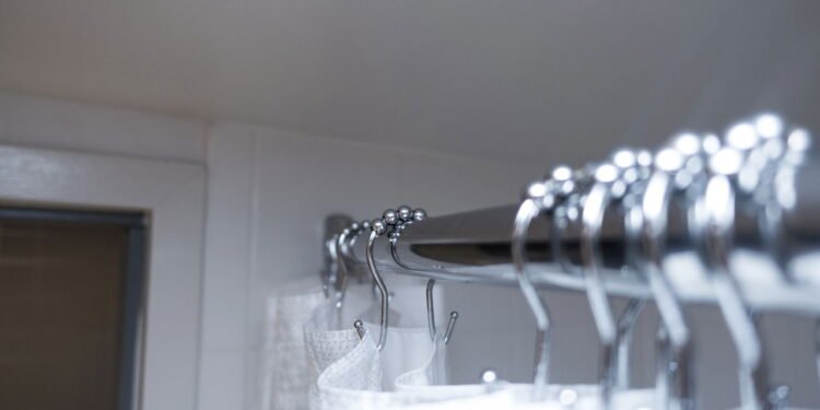 5 dicas fáceis para lavar cortina de banheiro e evitar fungos