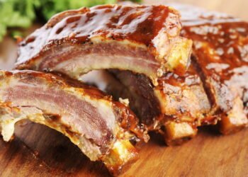 Costelinha de porco assada suculenta com toque caseiro irresistível