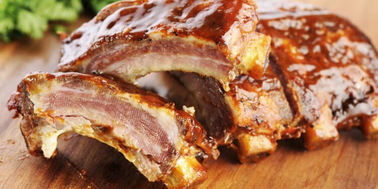 Costelinha de porco assada suculenta com toque caseiro irresistível