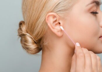 Cotonete pode ser o maior vilão dos ouvidos segundo especialistas em saúde