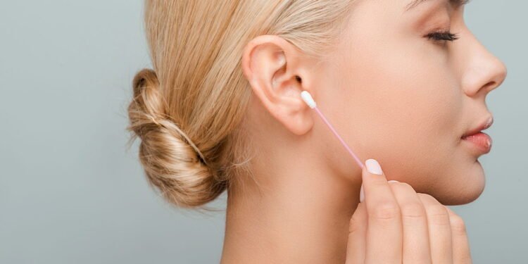 Cotonete pode ser o maior vilão dos ouvidos segundo especialistas em saúde