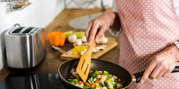 Coisas que você faz errado na cozinha e que prejudicam a comida e a saúde
