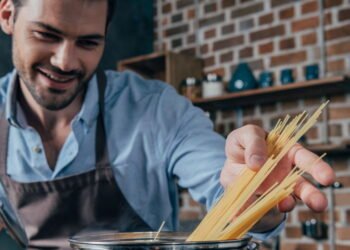 Erros no preparo do macarrão que deixam a massa grudenta