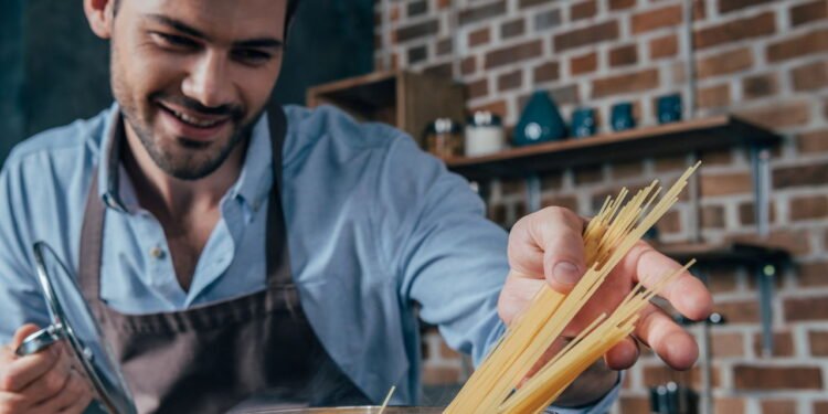 Erros no preparo do macarrão que deixam a massa grudenta