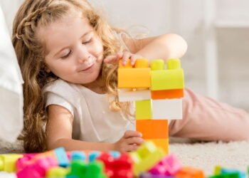 Os melhores brinquedos para manter as crianças ativas dentro de casa