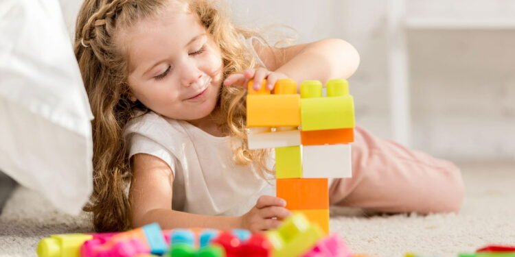 Os melhores brinquedos para manter as crianças ativas dentro de casa