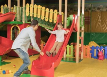 O maior erro no escorregador e como evitar acidentes graves no parquinho