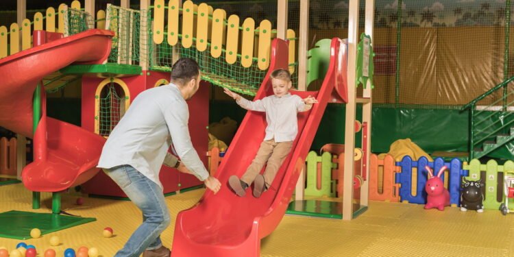 O maior erro no escorregador e como evitar acidentes graves no parquinho