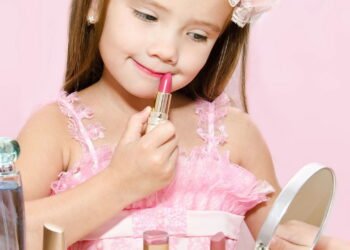 Crianças podem usar maquiagem? Médica explica