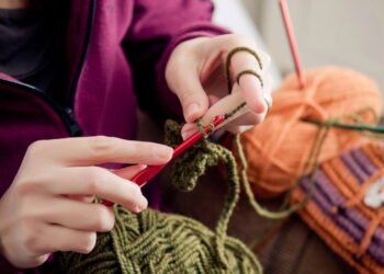 Essa peça em crochê com símbolo geek está viralizando em 2025