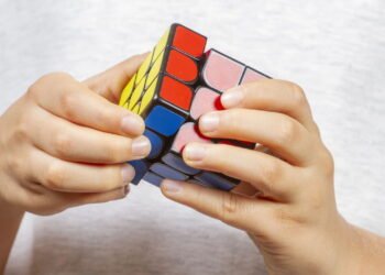 Conheça a mente mais rápida do mundo: ele montou um cubo mágico em 29 segundos