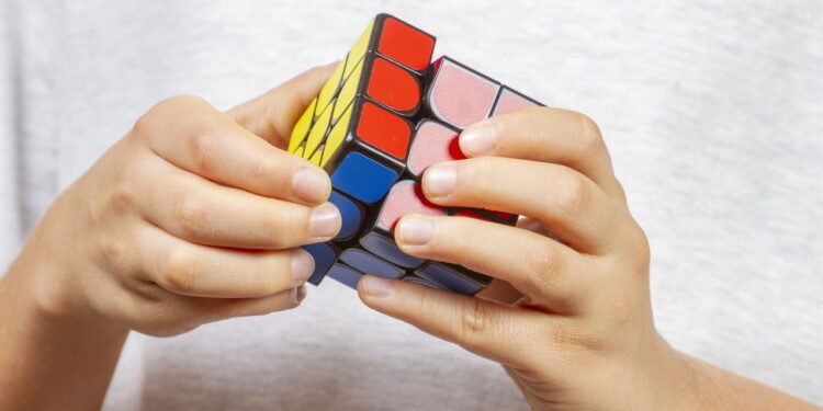Conheça a mente mais rápida do mundo: ele montou um cubo mágico em 29 segundos