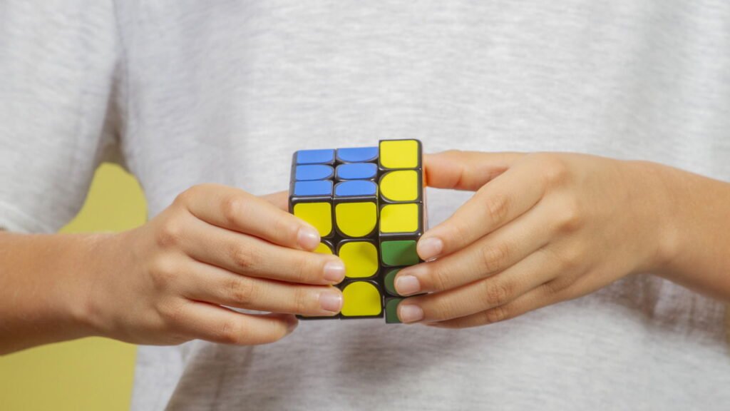 Conheça a mente mais rápida do mundo: ele montou um cubo mágico em 29 segundos