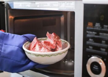 O jeito errado de descongelar alimentos no micro-ondas — e como corrigir