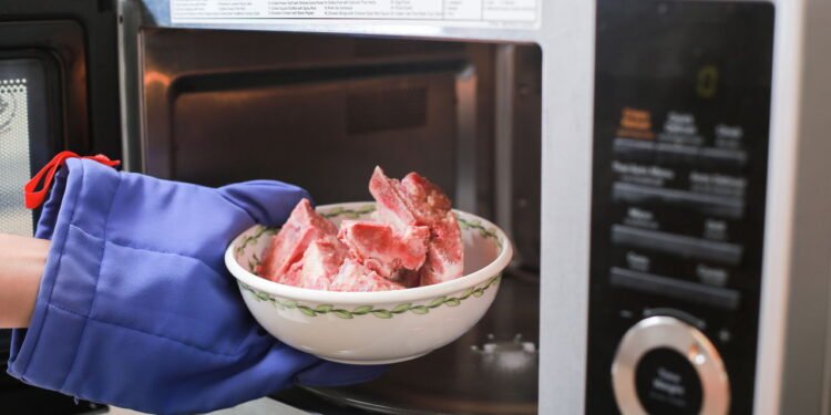 O jeito errado de descongelar alimentos no micro-ondas — e como corrigir