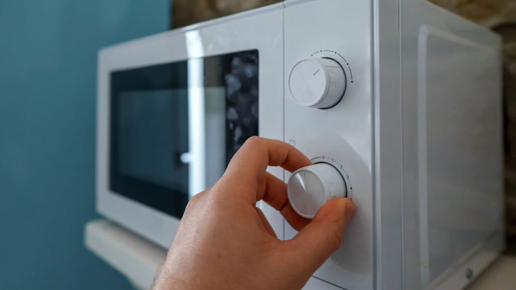 O jeito errado de descongelar alimentos no micro-ondas — e como corrigir