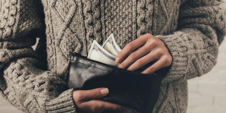 O que significa quando uma pessoa guarda notas desordenadas na carteira, segundo a psicologia?